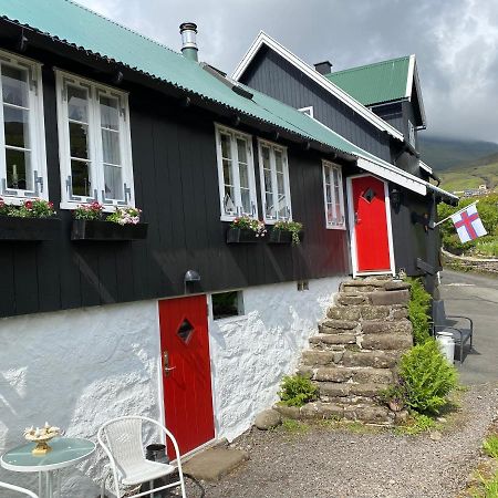 Charming And Authentic Heritage Retreat In Kvivik - Right Next To The River Exteriör bild