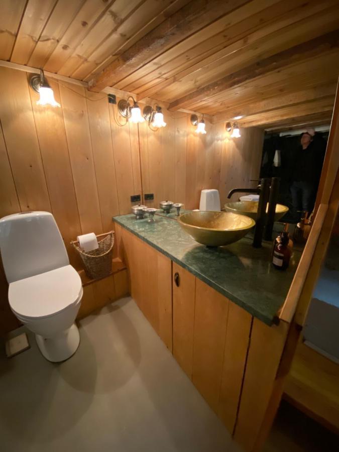 Charming And Authentic Heritage Retreat In Kvivik - Right Next To The River Exteriör bild